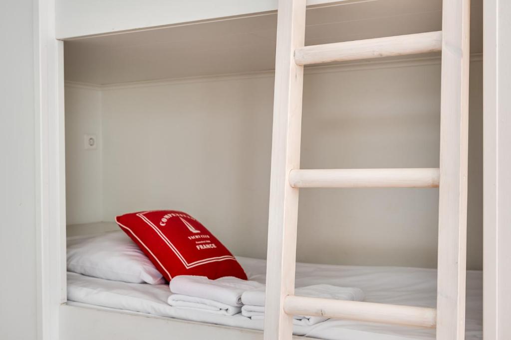 Postel nebo postele na pokoji v ubytování Rantakallan Hongisto huoneistot