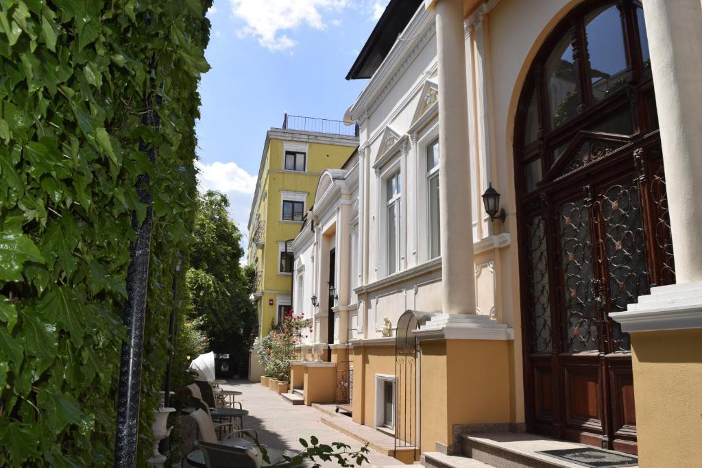 uma rua numa cidade com edifícios em Hotel Michelangelo em Bucareste