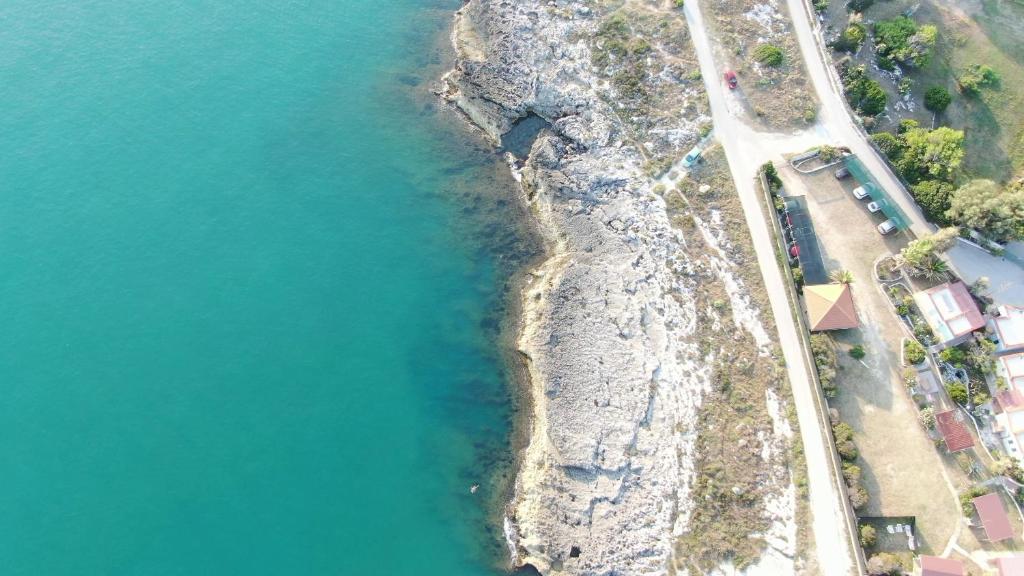 uma vista aérea de uma praia e da água em La Dimora dei Pescatori em Vieste