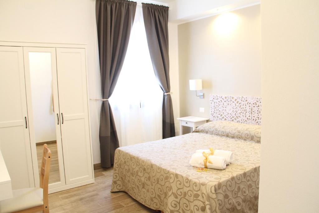 una camera da letto con un letto con due asciugamani sopra di B&B Vivere San Vito Lo Capo a San Vito lo Capo