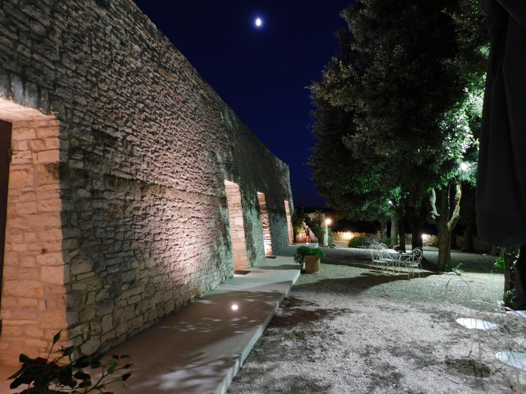 una pared de ladrillo con una acera al lado de un edificio en Ai Pilieri di Bagnoli, en Castel del Monte