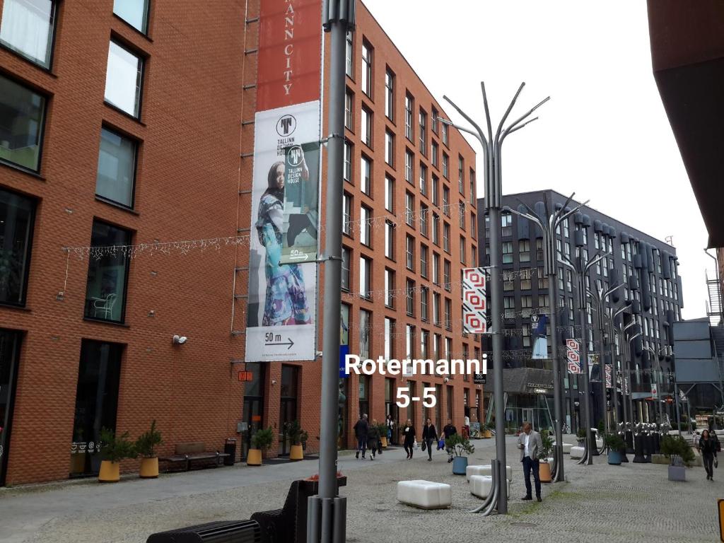 una calle de la ciudad con edificios altos y un letrero de la calle en Apartments Rotermanni, en Tallin