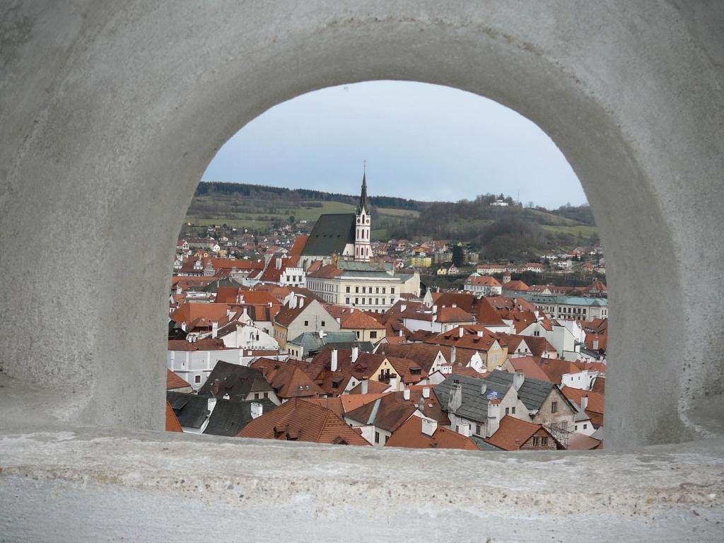 Nespecifikovaný výhled na destinaci Český Krumlov nebo výhled na město při pohledu z penzionu