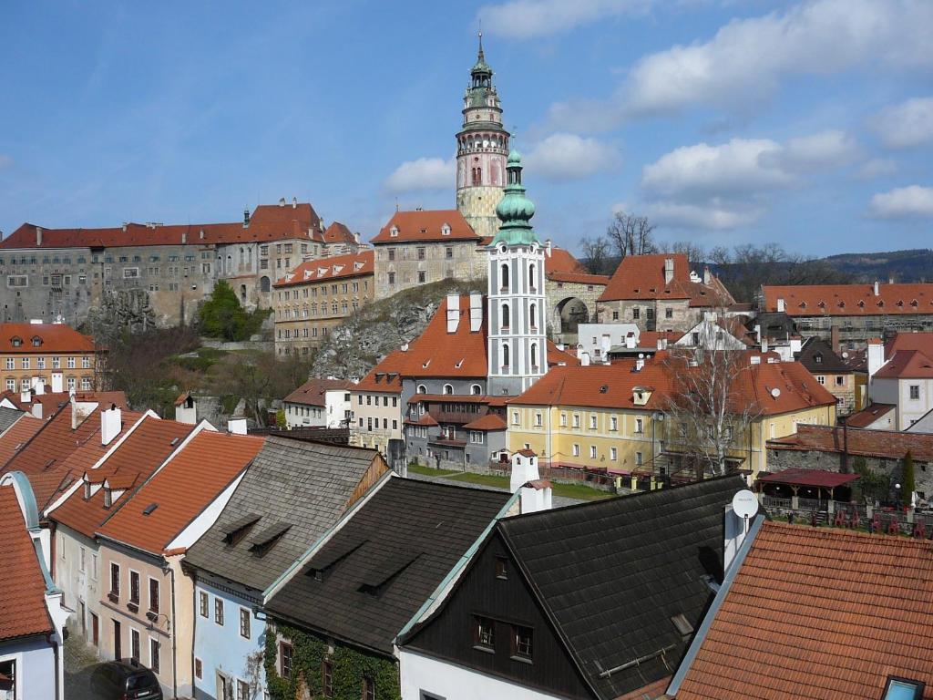 Nespecifikovaný výhled na destinaci Český Krumlov nebo výhled na město při pohledu z penzionu