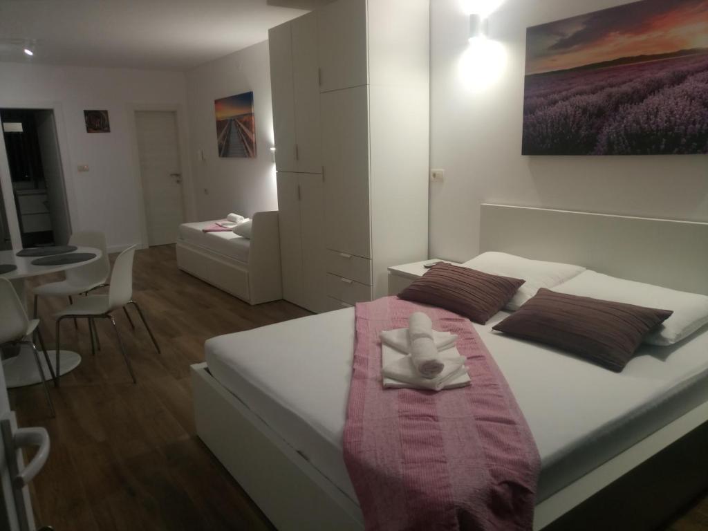 Postel nebo postele na pokoji v ubytování APARTMANI KUJUNDŽIĆ