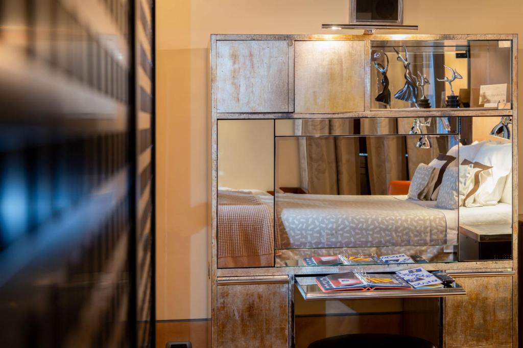 a room with a bunk bed and a mirror at Ca' Pisani Hotel in Venice