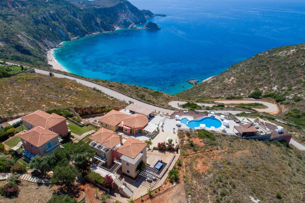 - une vue aérienne sur une maison sur une colline avec une plage dans l'établissement Petani Bay Hotel - Adults Only, à Vóvikes