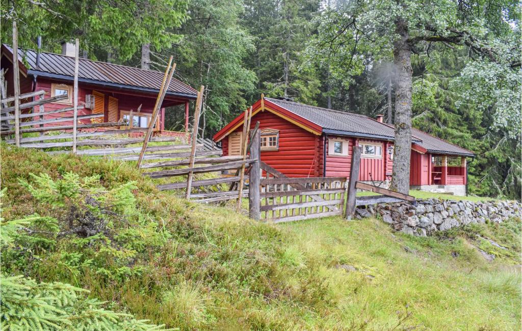 une cabine rouge au milieu d'une forêt dans l'établissement Hgesset, à Feiring