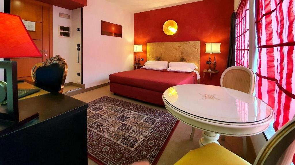 カンパルトにあるHotel Feel Inn Venice Airport Roomsのベッドルーム1室(ベッド1台、テーブル付)
