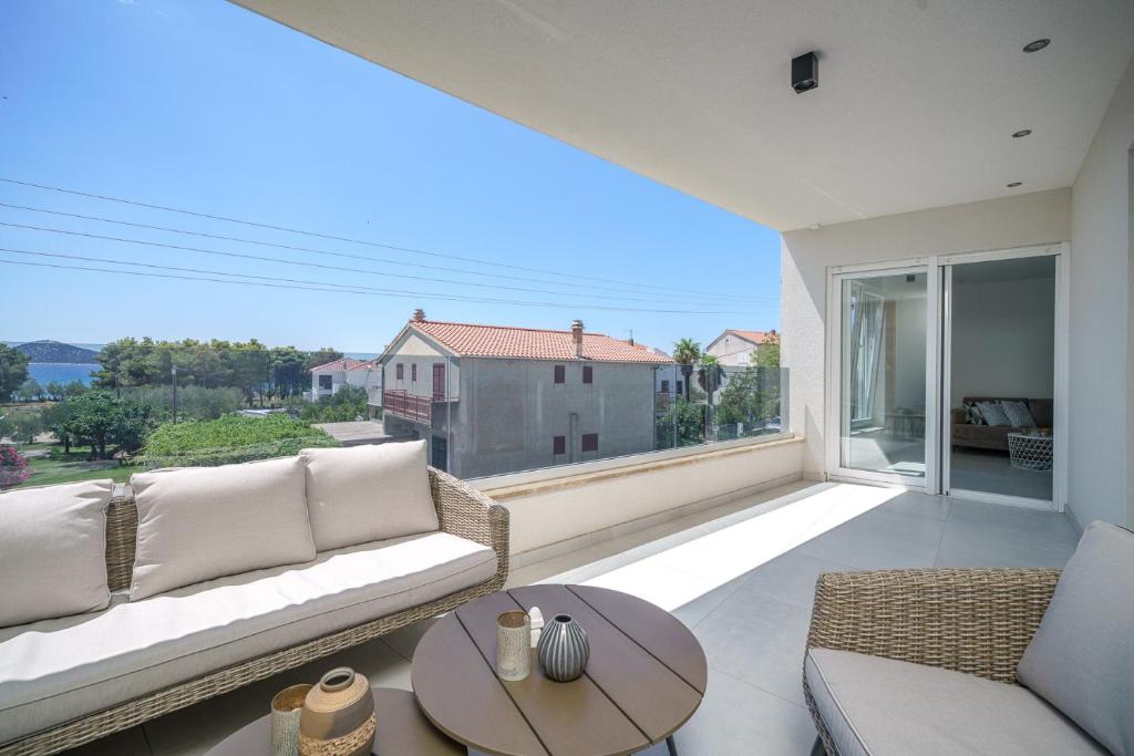 ein Wohnzimmer mit einem Sofa und einem Tisch in der Unterkunft Apartment Figtree Vodice in Vodice