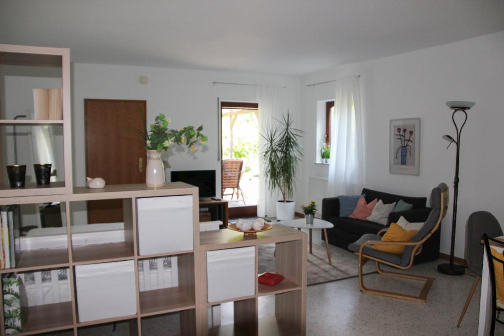 uma sala de estar com um sofá e uma mesa em Ellis Garden em Idar-Oberstein