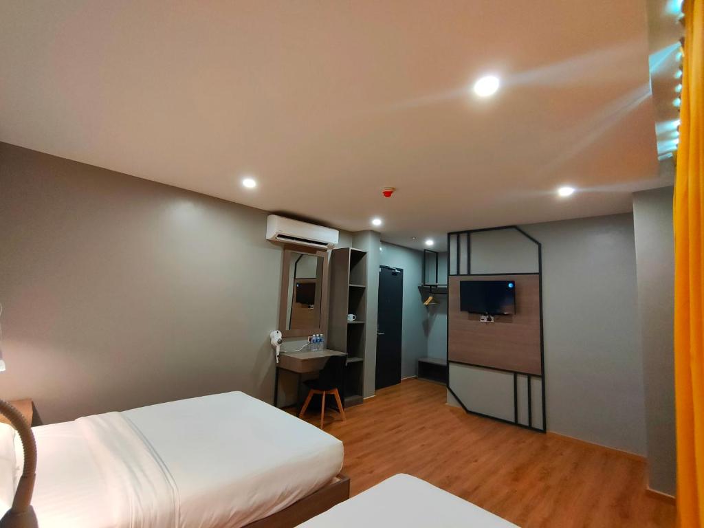 Postel nebo postele na pokoji v ubytování Uptown Hotel