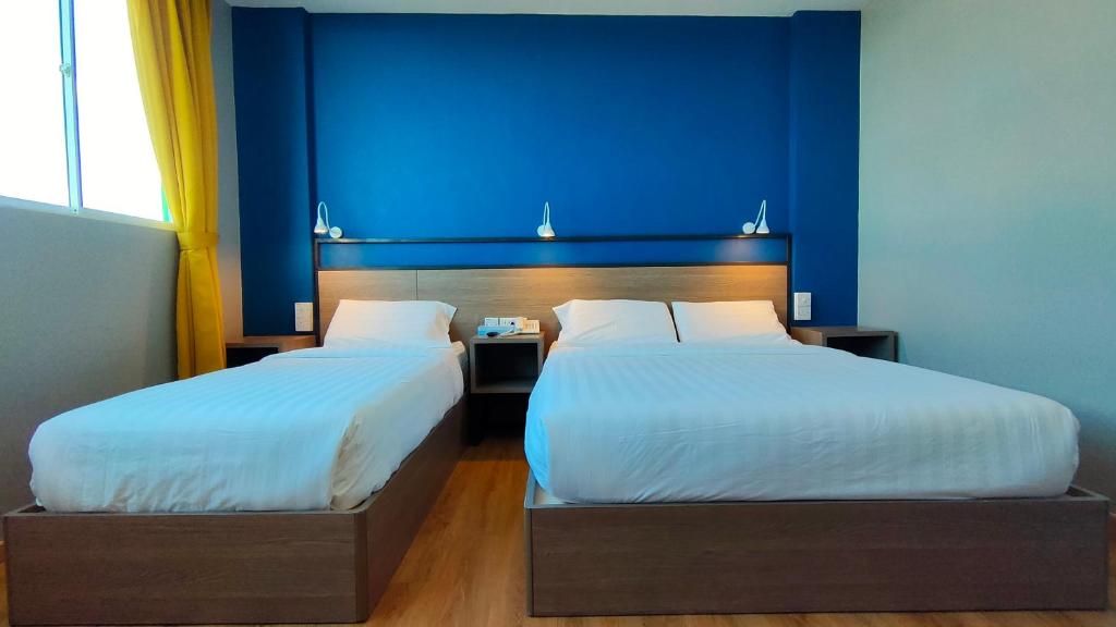 Postel nebo postele na pokoji v ubytování Uptown Hotel
