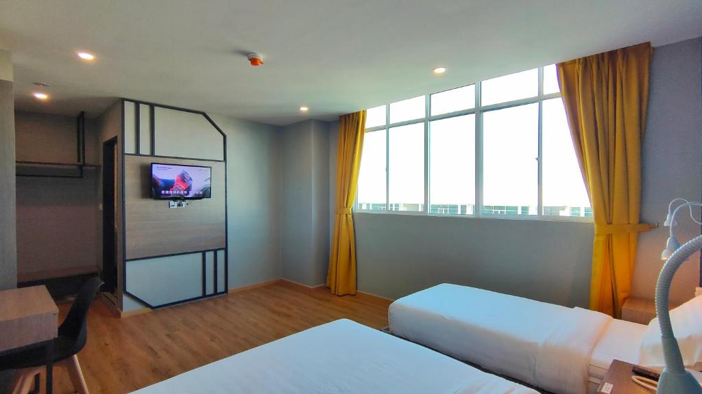 Postel nebo postele na pokoji v ubytování Uptown Hotel