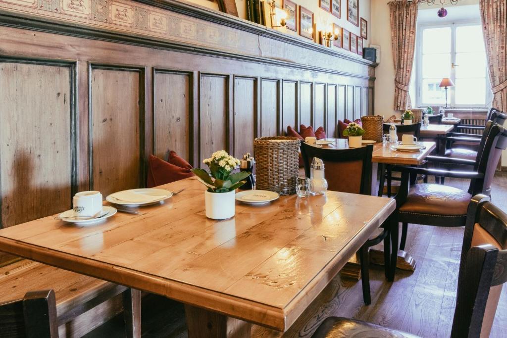 Restaurace v ubytování Hotel Gasthof Alte Post Holzkirchen