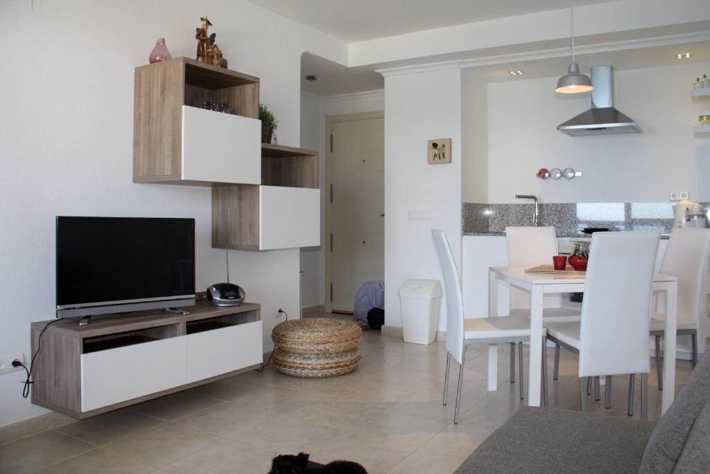 sala de estar con TV y comedor en Holiday apartment Amatista en Calpe