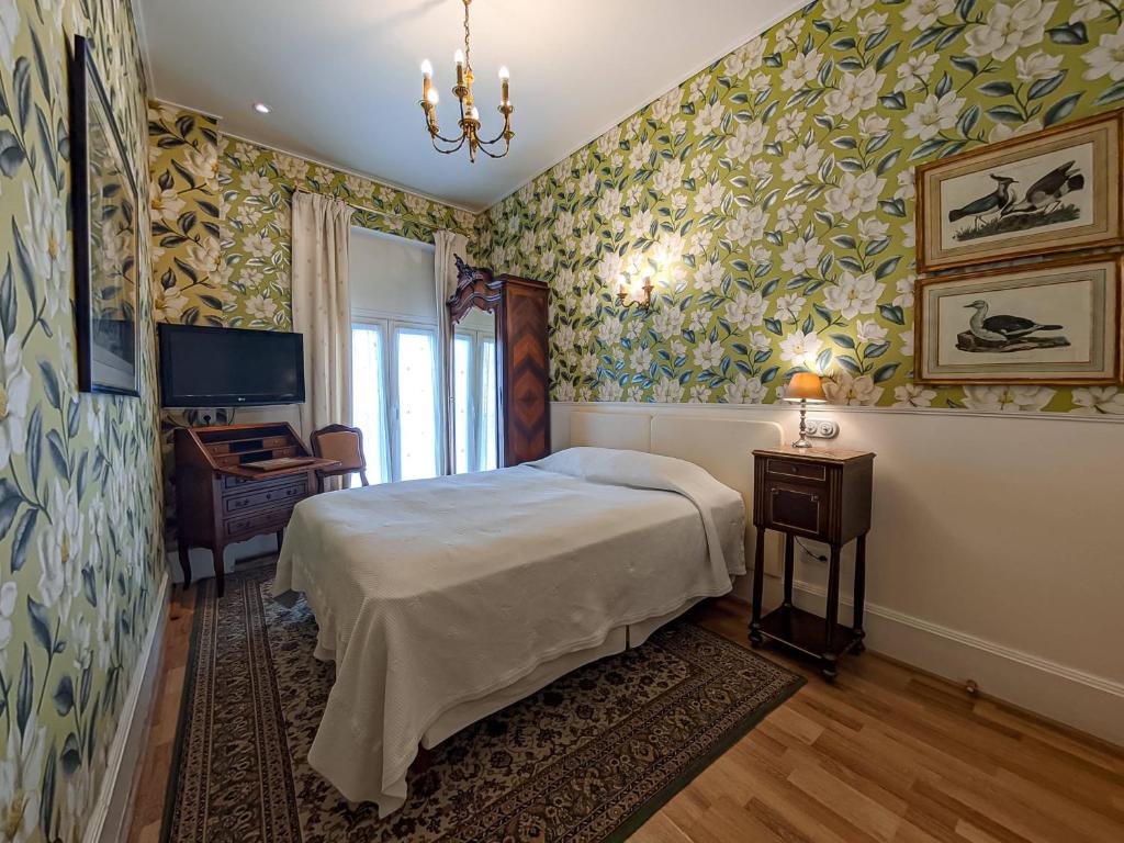 TV a/nebo společenská místnost v ubytování Hôtel de l'Abeille