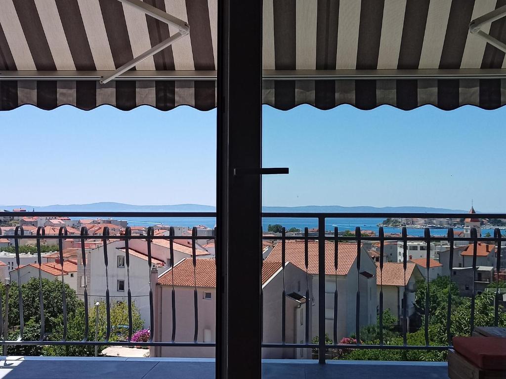 uma vista da cidade a partir de uma janela em Apartment Ankica with beautiful sea view em Podstrana
