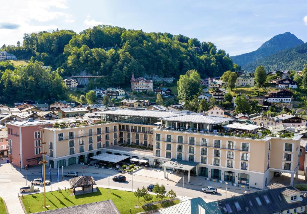 eine Luftansicht einer Stadt mit Bergen im Hintergrund in der Unterkunft Hotel EDELWEISS Berchtesgaden Superior in Berchtesgaden
