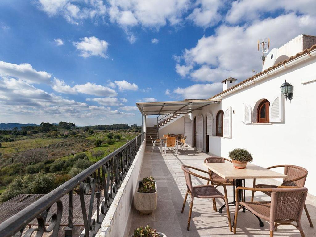 d'une terrasse avec une table et des chaises sur un balcon. dans l'établissement Casa de Can Riera con Piscina Comunitaria, à Moscari