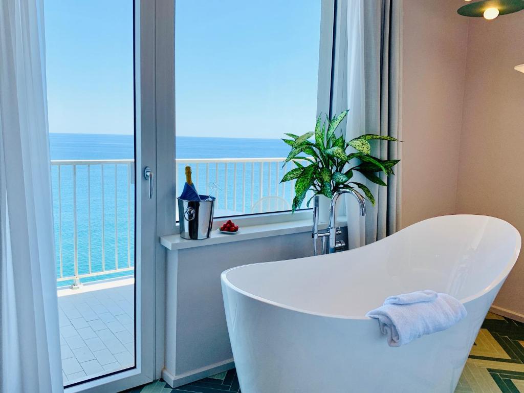 Nespecifikovaný výhled na moře nebo výhled na moře při pohledu z hotelu