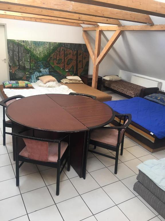 Postel nebo postele na pokoji v ubytování Göncölház
