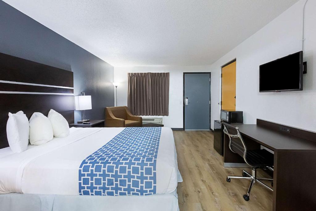 Postel nebo postele na pokoji v ubytování Econo Lodge