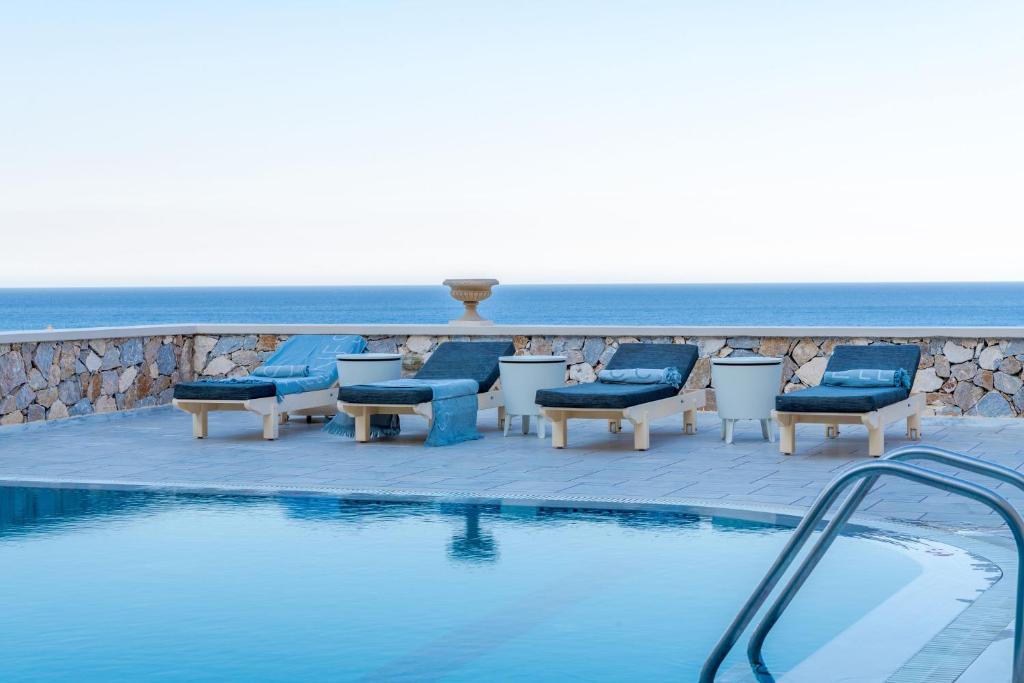 Epavlis Hotel & Spaの敷地内または近くにあるプール