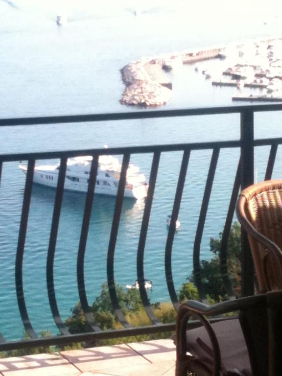 - un balcon avec vue sur l'océan et un bateau de croisière dans l'établissement Apartment Liliane Kvarner view, à Opatija