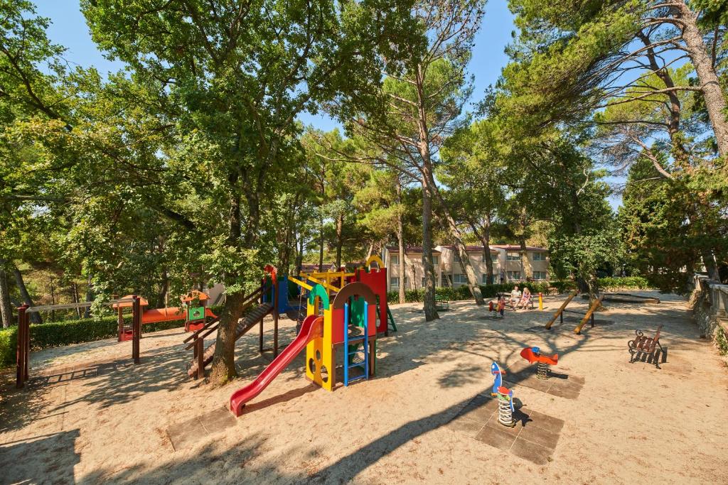 Ein Kinderspielbereich in der Unterkunft Villas Bellevue Plava Laguna