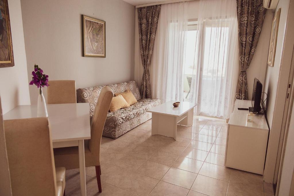 TV a/nebo společenská místnost v ubytování Zadar Kali Booking Franov Residence on island Ugljan with the pool, BBQ and beautiful sea-view!