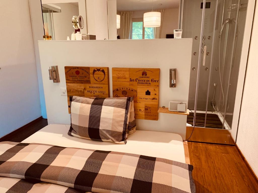 Postel nebo postele na pokoji v ubytování Hotel Krone Sihlbrugg