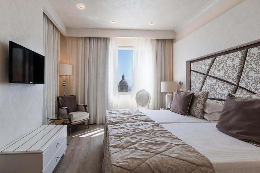 Postel nebo postele na pokoji v ubytování Osborne Hotel