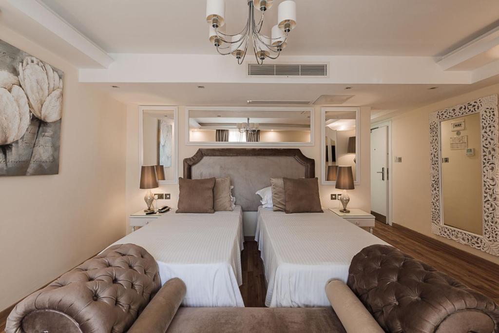 Postel nebo postele na pokoji v ubytování Osborne Hotel