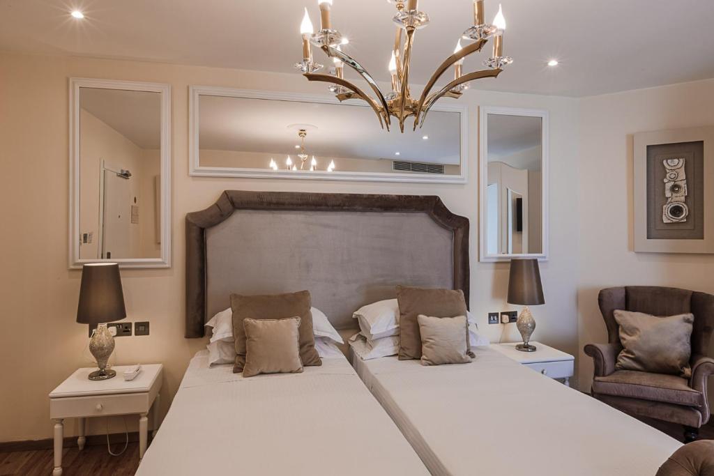 Postel nebo postele na pokoji v ubytování Osborne Hotel