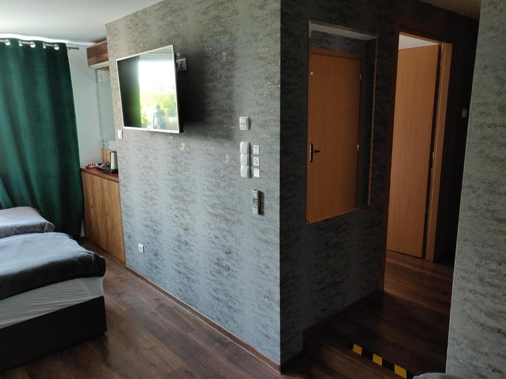 Pokój z łóżkiem, oknem i drzwiami w obiekcie Apartament Studio 11 Starówka Konin w Koninie