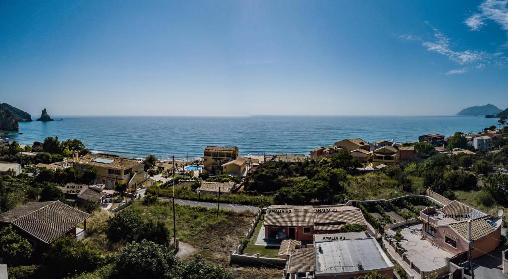 una vista aérea de un complejo con el océano en Amalia Cottages en Agios Gordios