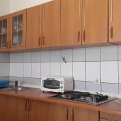 kuchnia z blatem z tosterem w obiekcie APARTAMENTOS AROMA w mieście Pag