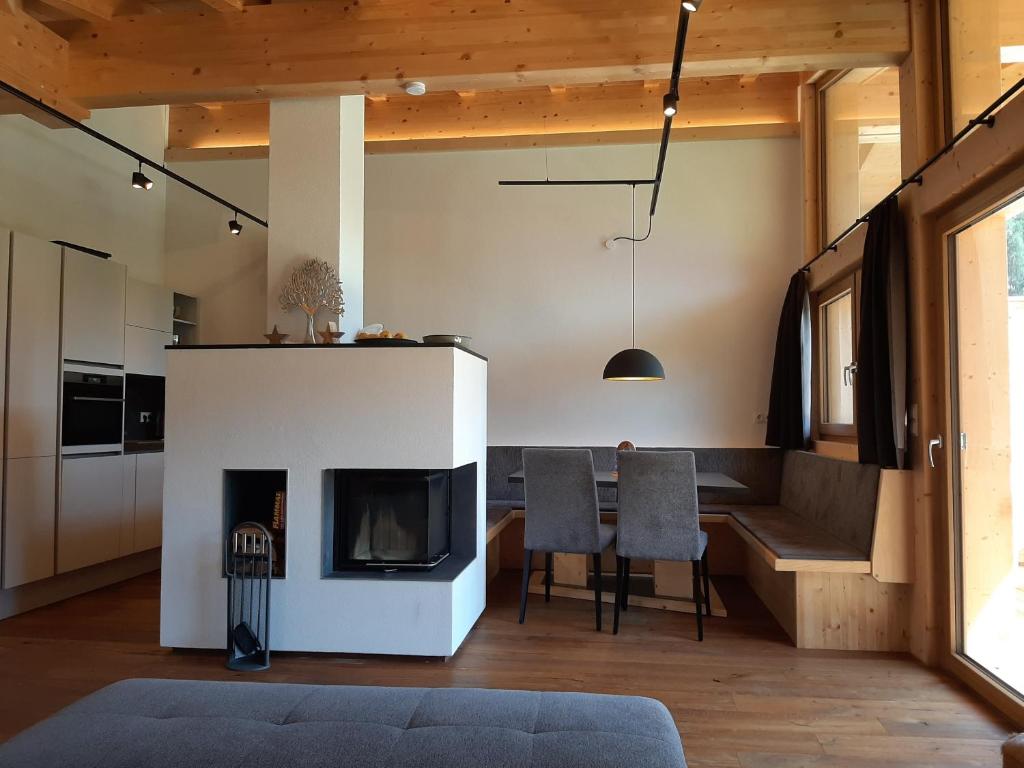 A kitchen or kitchenette at Chalet Wirklich Wunderbar
