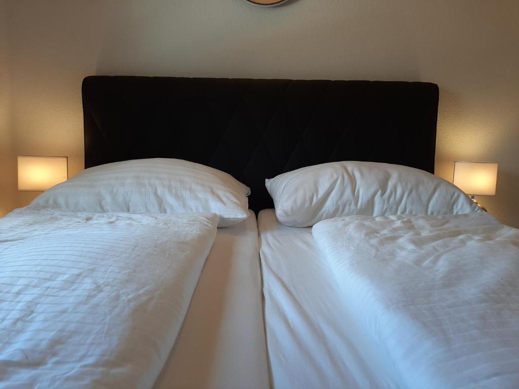 A bed or beds in a room at Chalet Wirklich Wunderbar