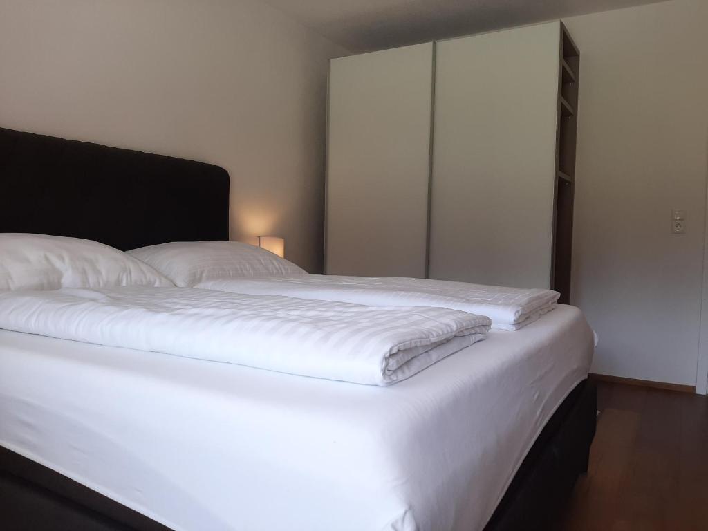 A bed or beds in a room at Chalet Wirklich Wunderbar
