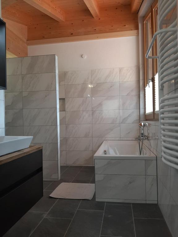 A bathroom at Chalet Wirklich Wunderbar