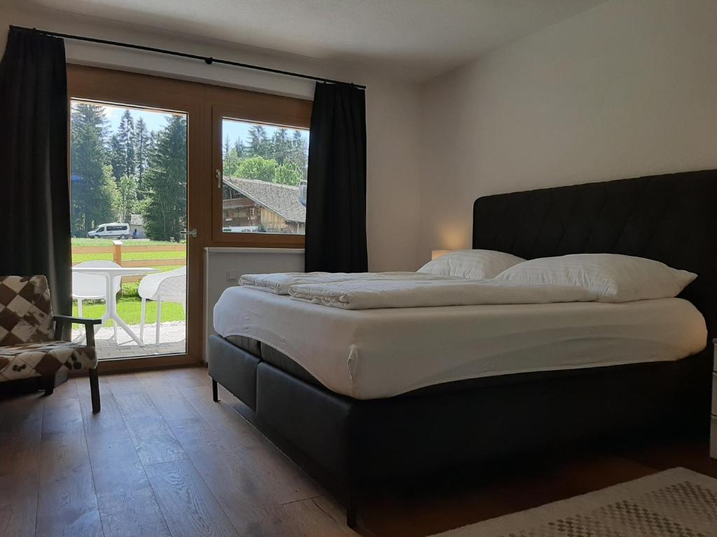 A bed or beds in a room at Chalet Wirklich Wunderbar