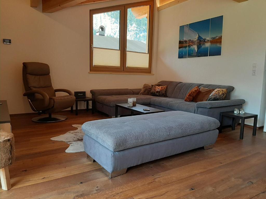 A seating area at Chalet Wirklich Wunderbar