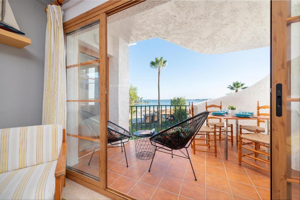 um quarto com uma varanda com vista para o oceano em Apartamento Lortal em Alcudia