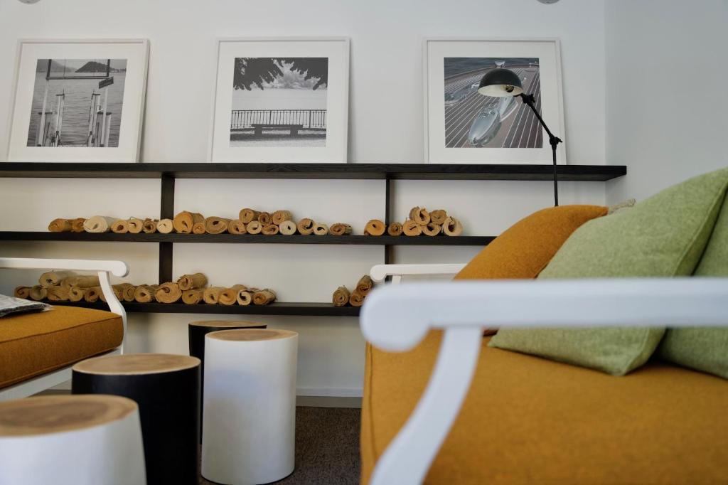 a living room with a couch and a lamp at Seta Hotel in Bellagio