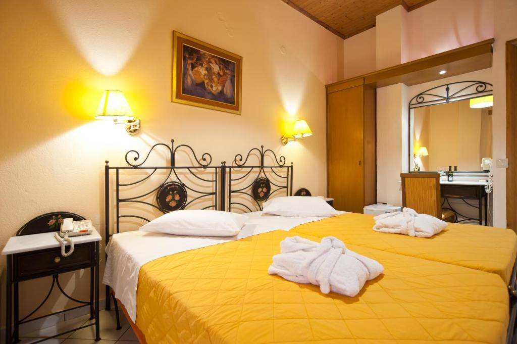 Posteľ alebo postele v izbe v ubytovaní Acropole Delphi City Hotel