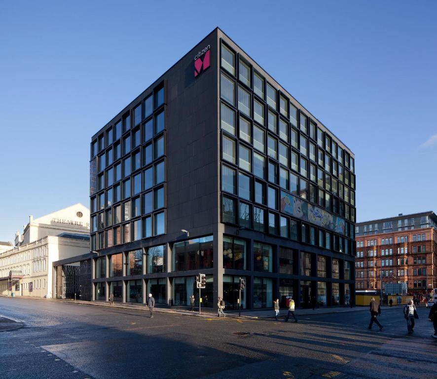 um grande edifício preto com um sinal na lateral em citizenM Glasgow em Glasgow