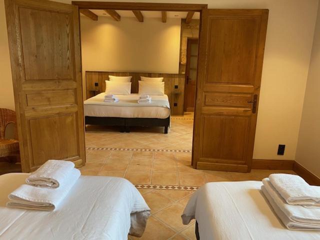 Domaine de Cazal - Chambres d'Hôtes de charme avec piscine au cœur de 26 hectares de nature préservée - Chambre Familiale Avec Salle De Bains Commune