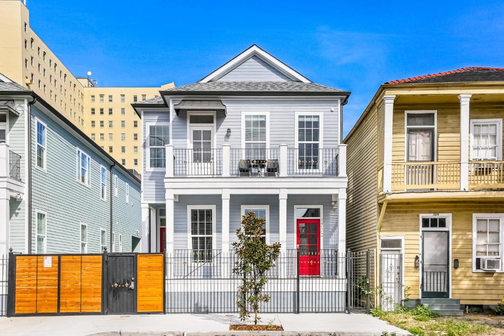 een rij kleurrijke huizen in een stad bij Stunning 4BR-5BR near Frnch Quarter Homes by Hosteeva in New Orleans